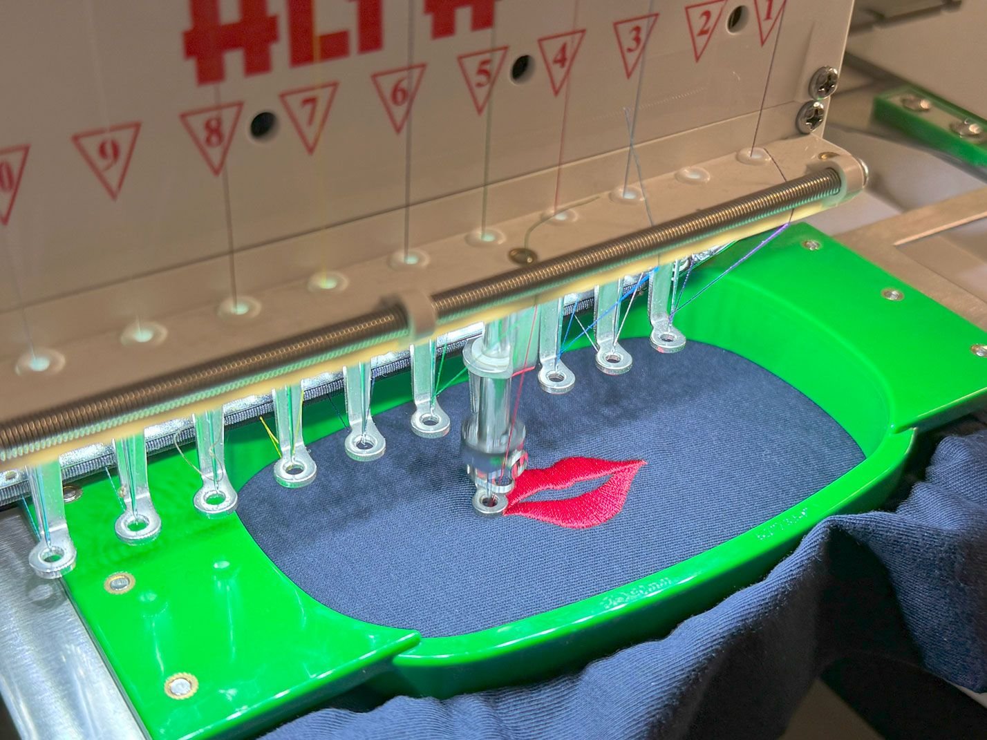 Bordado industrial en dtf planet